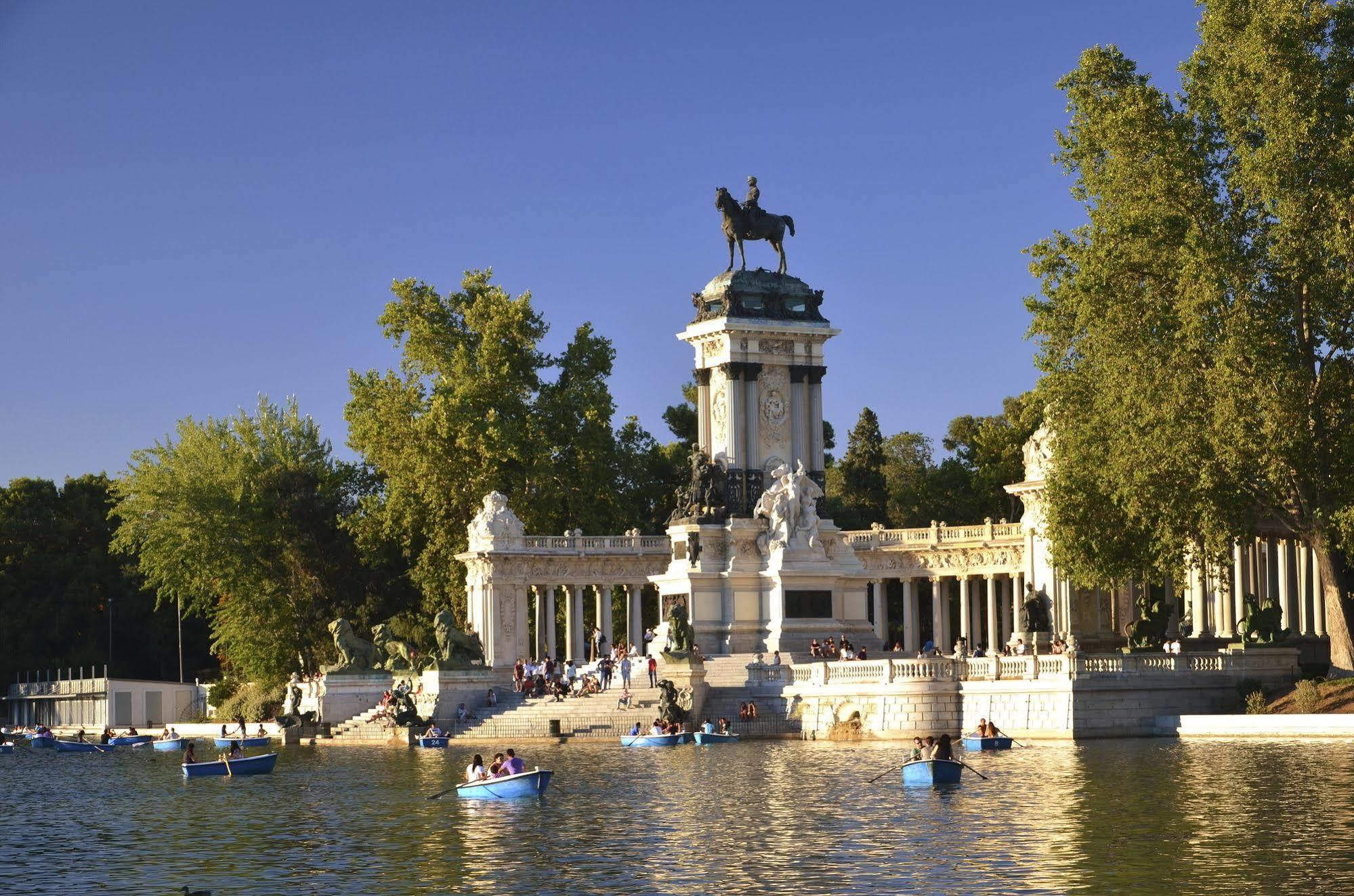 Radisson Blu Hotel, Madrid Prado ภายนอก รูปภาพ